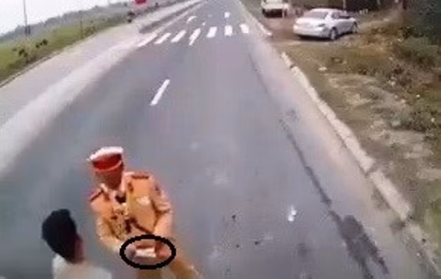 Giám đốc Công an tỉnh Hà Nam đã chỉ đạo kiểm điểm, xử lý nghiêm theo quy định, đã tiến hành xử lý kỷ luật và điều chuyển khỏi lực lượng Cảnh sát giao thông tuần tra đường bộ đối với cán bộ vi phạm. Ảnh cắt từ clip.