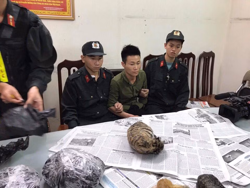 Đối tượng và tang vật vụ án tại cơ quan công an.