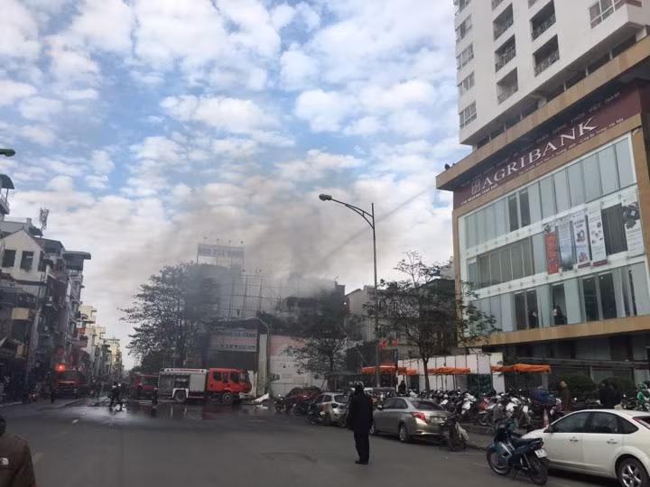 Ngọn lửa bùng lên tại tiệm tạp hóa.