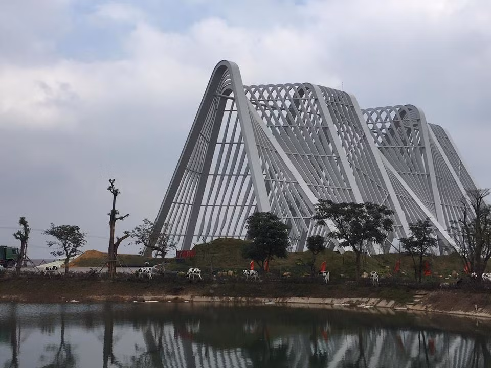 Nhìn xa kiến trúc công trình độc lạ khá bắt mắt.