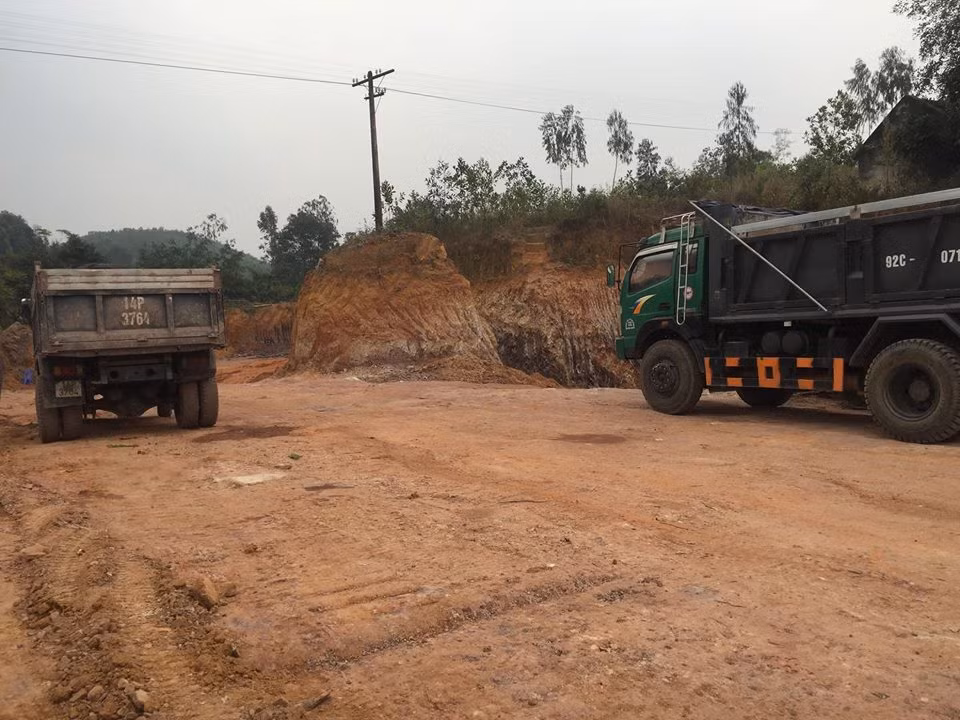 Theo phản ánh của người dân thôn Phục Thiện thời gian gần đây, xuất hiện nhiều xe tải chở đất lưu thông rầm rộ mà không bị xử lý. Ảnh: H.N.