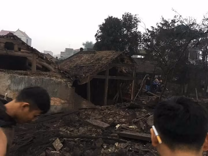 Khung cảnh tan hoang tại hiện trường vụ nổ xuất phát từ một cơ sở thu mua phế liệu.