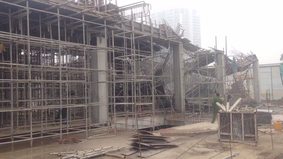 Bên trong lực lượng công an quận Nam Từ Liêm phối hợp cùng Cơ quan CSĐT Công an TP Hà Nội điều tra làm rõ nguyên nhân sập giàn giáo ở đường Tố Hữu.