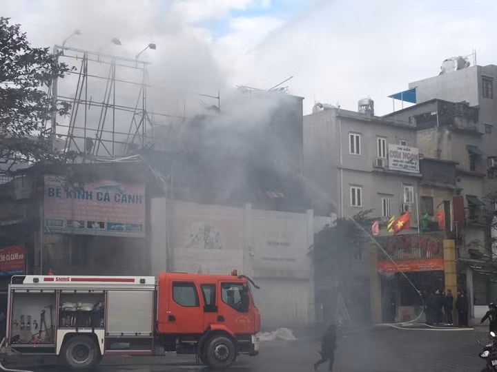 Lực lượng PCCC ngay lập tức có mặt tại hiện trường tiến hành dập lửa.
