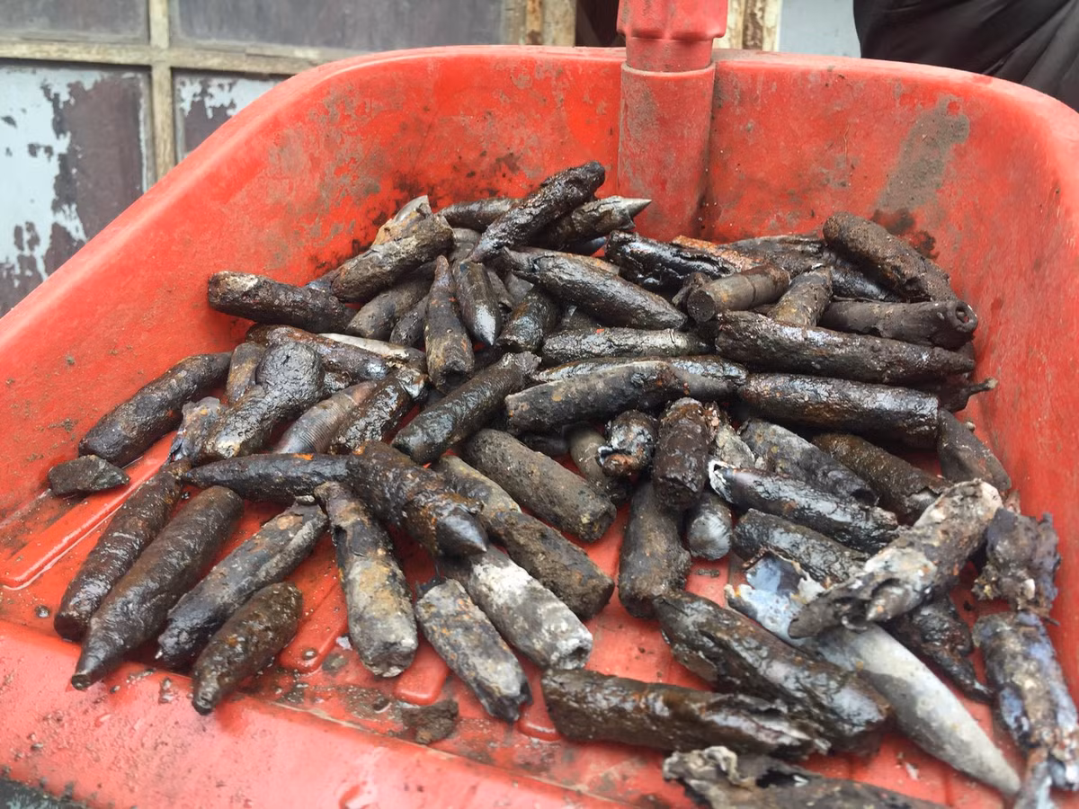 Kết quả khám nghiệm hiện trường vụ nổ ở làng Quan Độ tạo hố sâu 3m, 6 căn nhà ở gần đó bị sập cùng hơn 100 ngôi nhà hư hỏng.