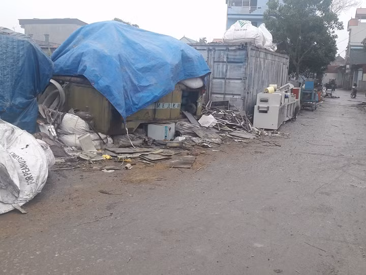 Nhiều cơ sở mua bán phế liệu vẫn tồn tại ở làng Quan Độ.