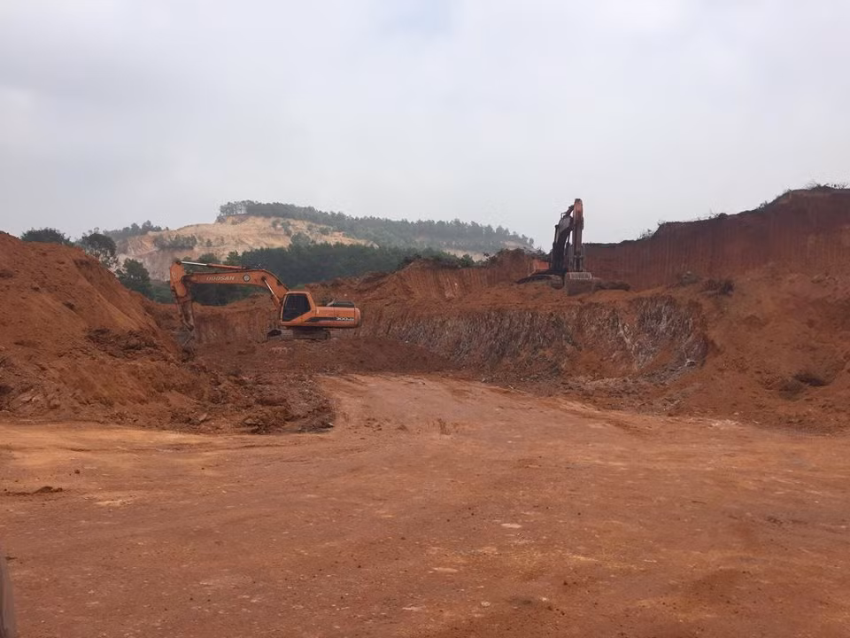 Quả đồi nham nhở do bị khai thác đất.