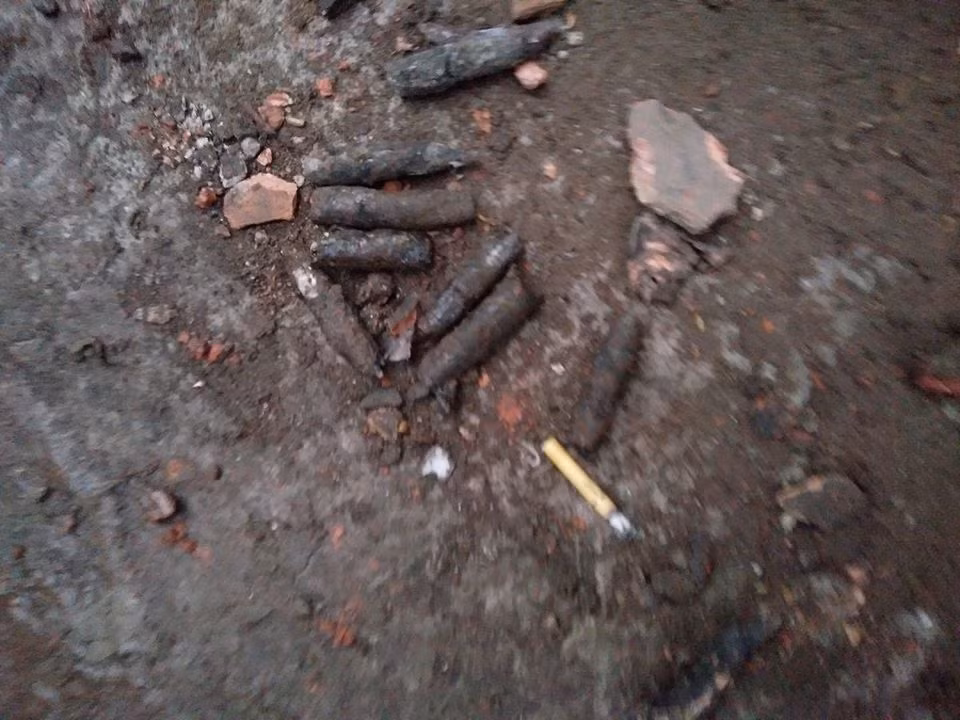 Hiện trường vương vãi nhiều vỏ đạn súng trường.