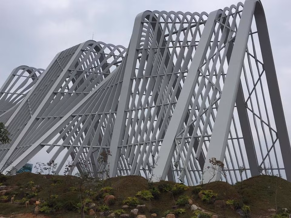 Những "quả đồi" nhân tạo được đắp dưới chân công trình này tạo cảnh quan.