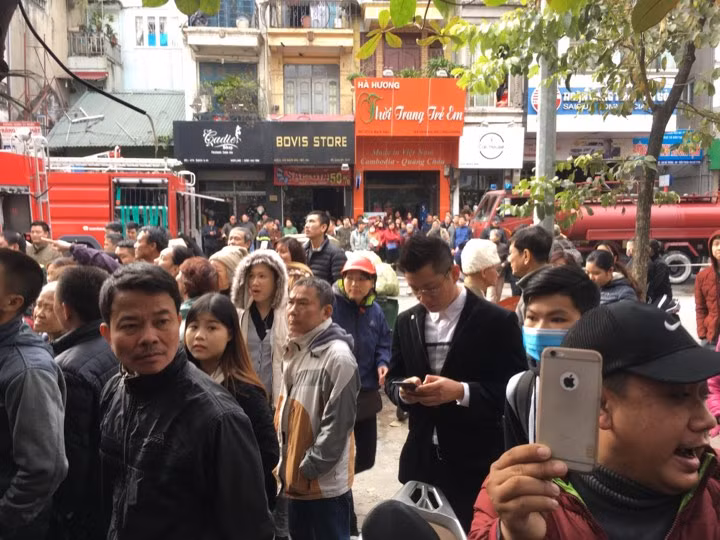 Nhiều người dân quan tâm dõi theo vụ cháy.