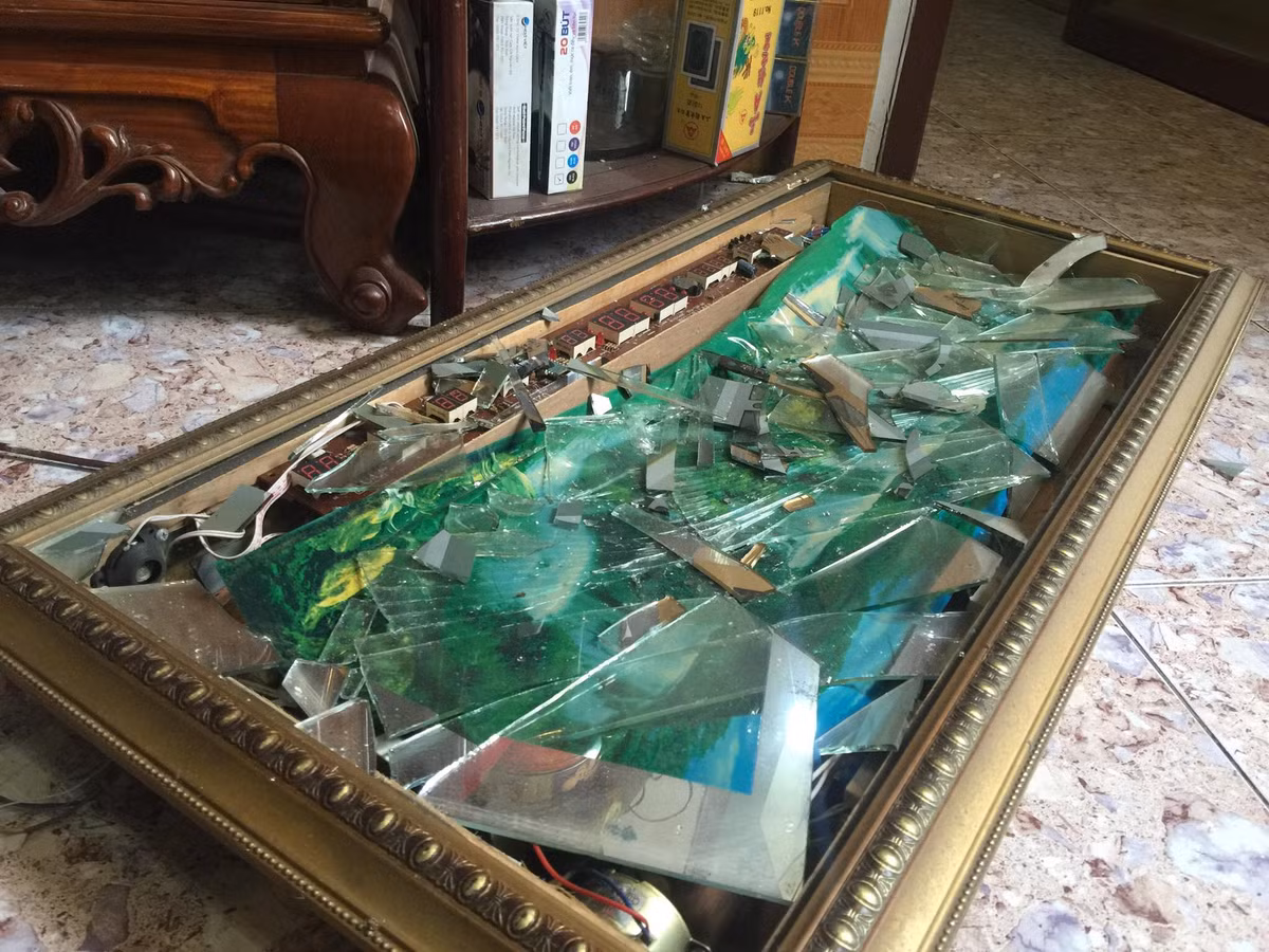 Đồng hồ treo tường cũng vỡ nát.