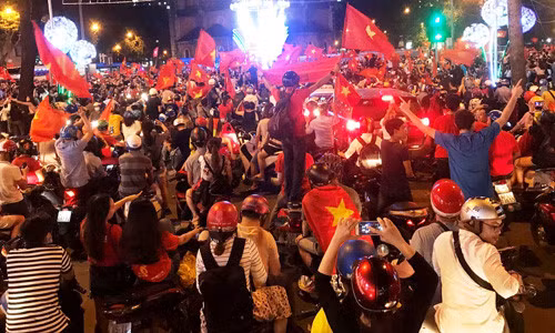 Cổ động viên Việt Nam ăn mừng chiến thắng của đội tuyển U23 Việt Nam.