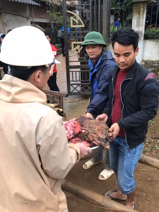 Để chiêu đãi bà con chòm xóm đến cổ vũ bóng đá, gia đình ông Bùi Văn Khánh đã thịt trâu, thết khách.