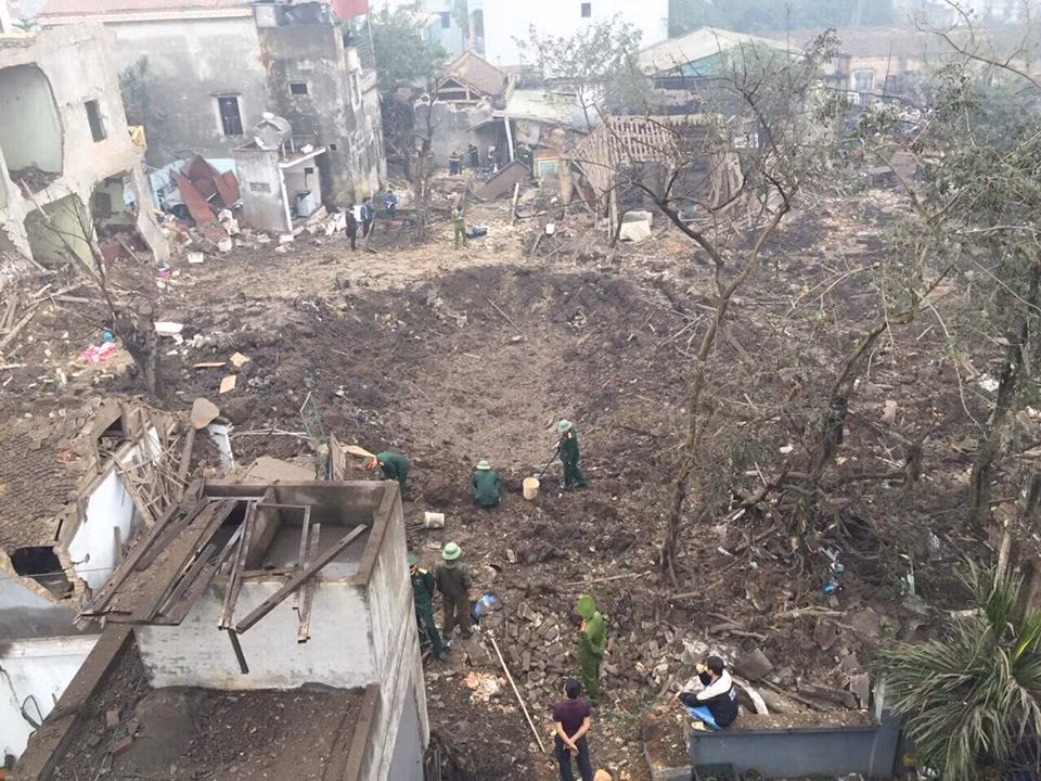 Theo người dân địa phương cho biết, vụ nổ xuất phát từ một cơ sở thu mua phế liệu ở làng Quan Độ, làm sập 5 ngôi nhà kế bên vùi lấp nhiều nạn nhân.