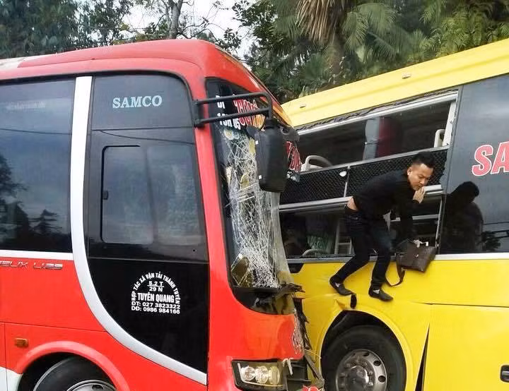 Hành khách phải phá cửa kính thoát ra ngoài.