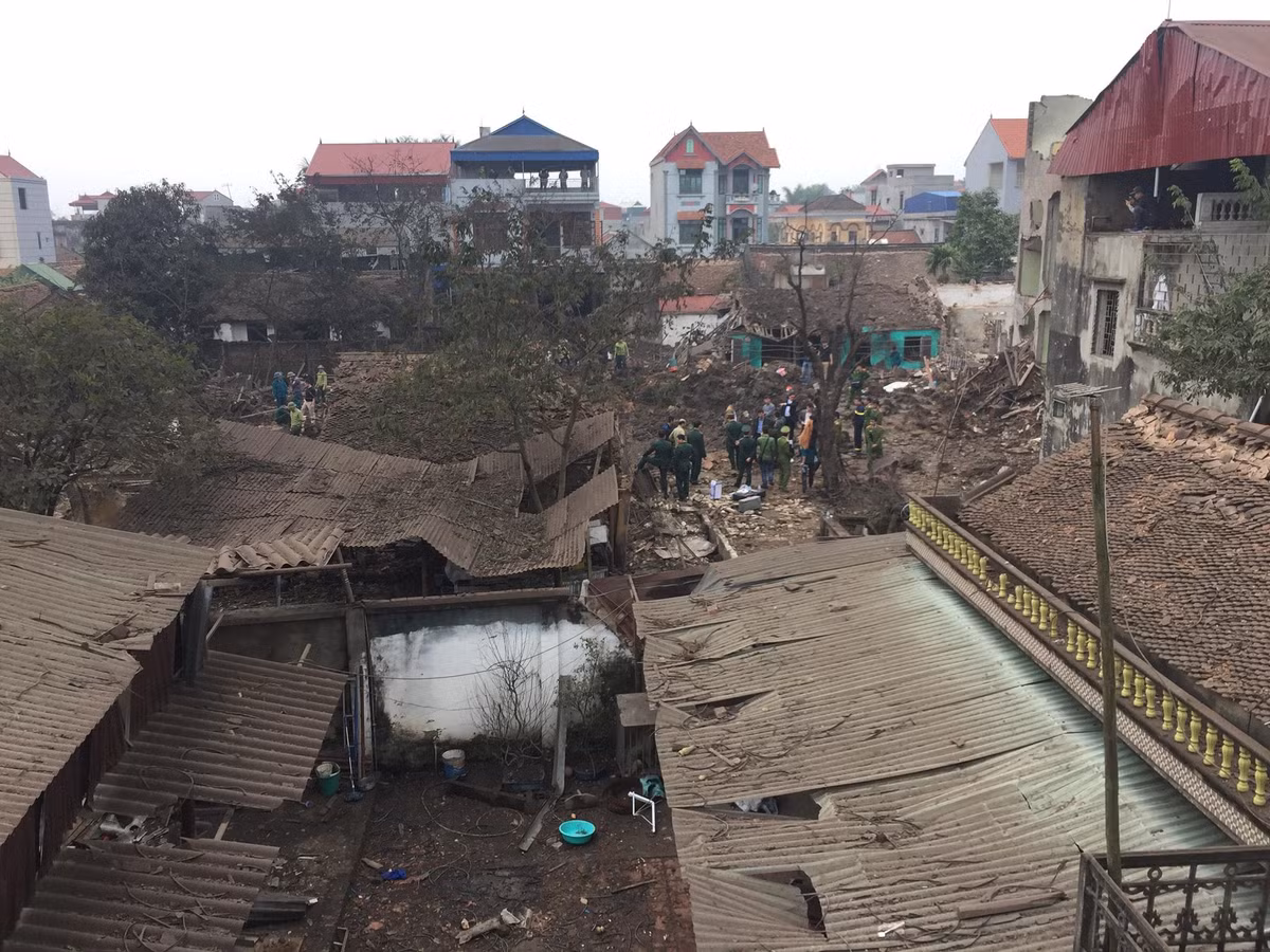 Vụ nổ ở Bắc Ninh vào lúc 4h sáng ngày 3/1 không chỉ khiến 4 căn nhà bị đổ sập hoàn toàn mà còn khiến cho chừng 100 căn nhà khác bị ảnh hưởng. Không khí đau thương bao trùm cả ngôi làng Quan Độ - chưa bao giờ xảy ra vụ nổ nào kinh hoàng tới vậy tại nơi đây.