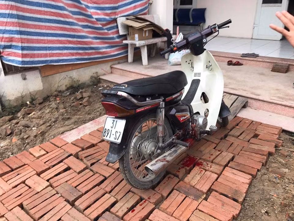 Chiếc xe máy chở thanh niên bị nạn đi cấp cứu.