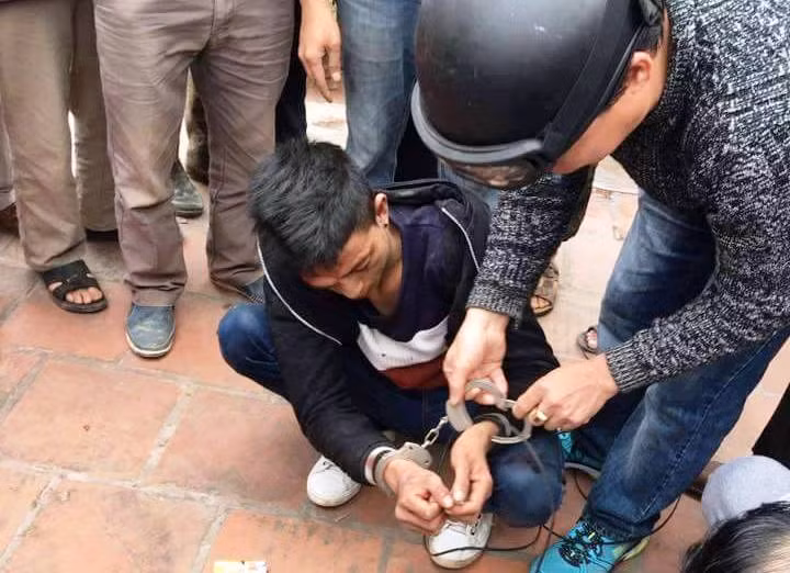 Đối tượng Mạnh bị người dân khống chế giao cho công an.