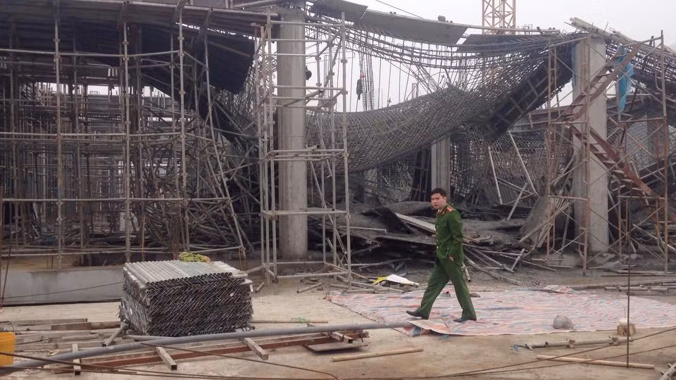 Lực lượng cứu nạn phải trắng đêm làm nhiệm vụ mới đưa các các nạn nhân ra khỏi đống đổ nát. Cho đến khoảng 6h30 cùng ngày, công tác cứu nạn, cứu hộ mới hoàn thành, các nạn nhân tử vong được đưa ra ngoài để phục vụ công tác điều tra, còn những người bị thương đã được chuyển đến bệnh viện cấp cứu.