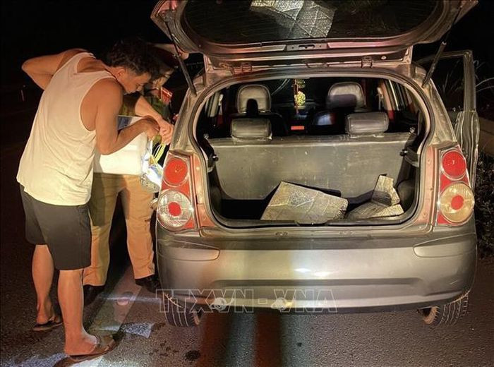 CSGT giup mua xang, thay lop o to cho nguoi dan tren cao toc Noi Bai – Lao Cai-Hinh-2