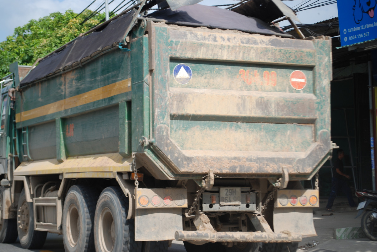 Những chiếc xe quá tải chở đất thải, nguyên vật liệu phế thải xuôi ngược mỗi ngày, bất kể giờ giấc gây tình trạng mất ATGT và mất vệ sinh môi trường, gây bức xúc cho người dân.
