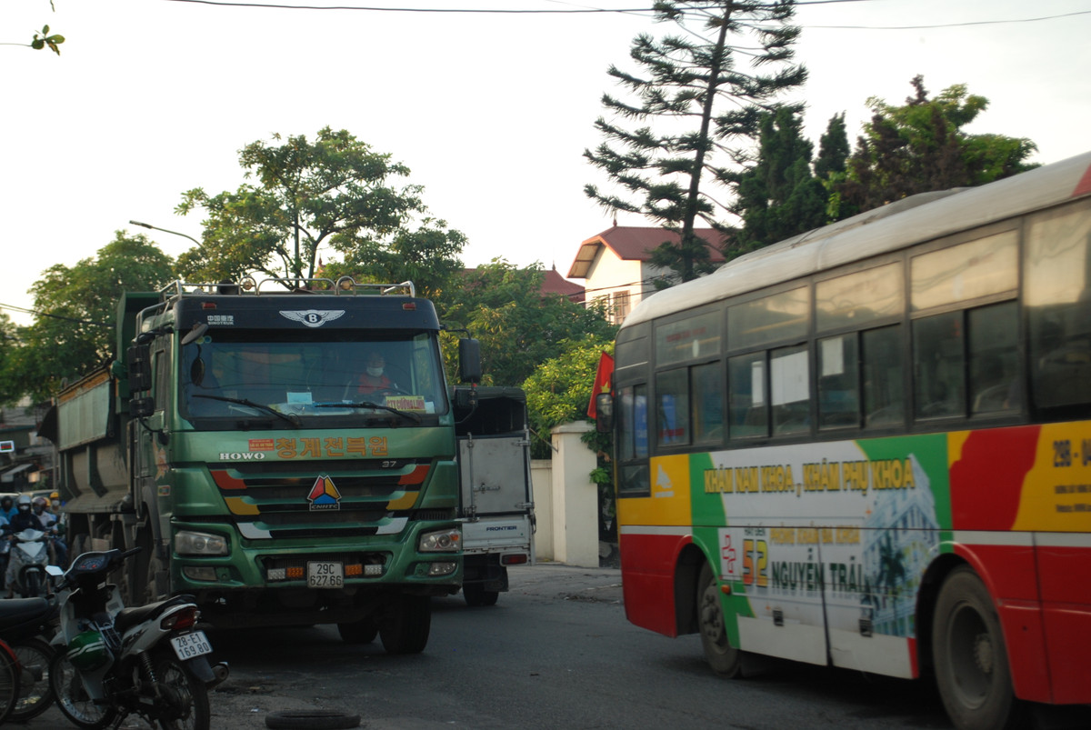 Trao đổi với PV, đại diện Đội CSGT số 6 (Phòng CSGT - Công an TP Hà Nội) cho biết: ''Chúng tôi đã phối kết hợp với đội 7 thường xuyên tăng cường xử lý các xe trên tuyến đường 70 và trong đợt vừa qua tập chung vào xử lý, các xe theo phản ánh của người dân. Ngoài ra, còn kết hợp với Công an phường và Công an Quận Nam Từ Liêm để xử lý dứt điểm những trường hợp vi phạm nêu trên''. 