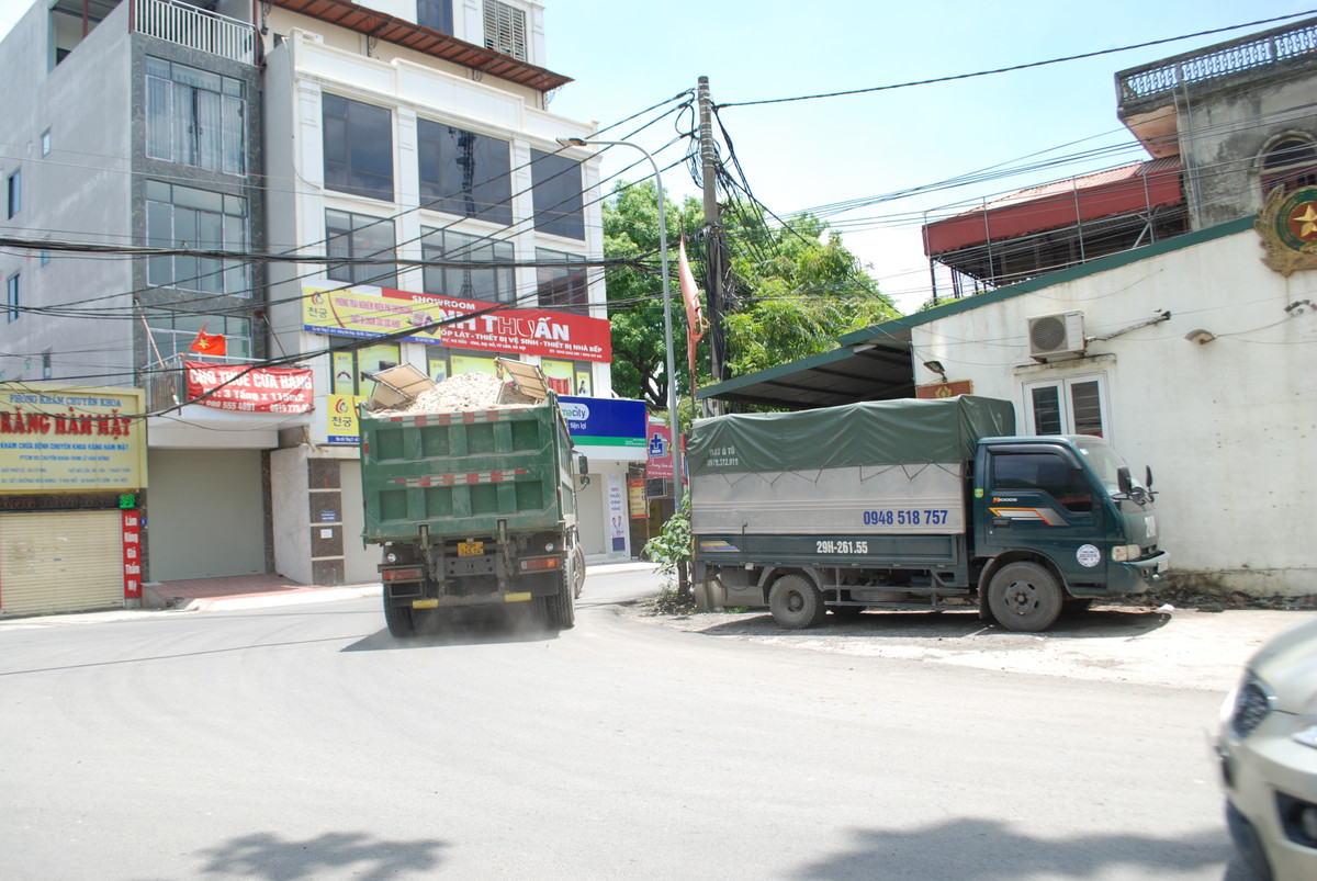 Một xe chở cát có dấu hiệu quá tải không phủ bạt chạy ầm ầm trên tuyến 70, hướng đi đường Lê Trọng Tấn. (Ảnh chụp trưa ngày 28/5/2021).
