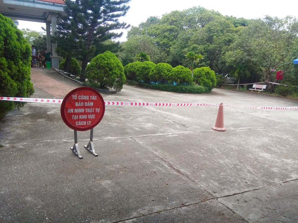 Các trường hợp bị cách ly không được tiếp xúc trực tiếp với người thân hoặc ra khỏi khu cách ly, trừ trường hợp phải đến cơ sở khám bệnh, chữa bệnh theo quy định.