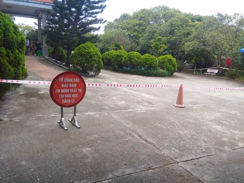 Các trường hợp bị cách ly không được tiếp xúc trực tiếp với người thân hoặc ra khỏi khu cách ly, trừ trường hợp phải đến cơ sở khám bệnh, chữa bệnh theo quy định.