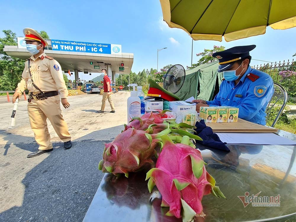 Hinh anh “nhoi tim” noi tuyen dau chong dich-Hinh-3
