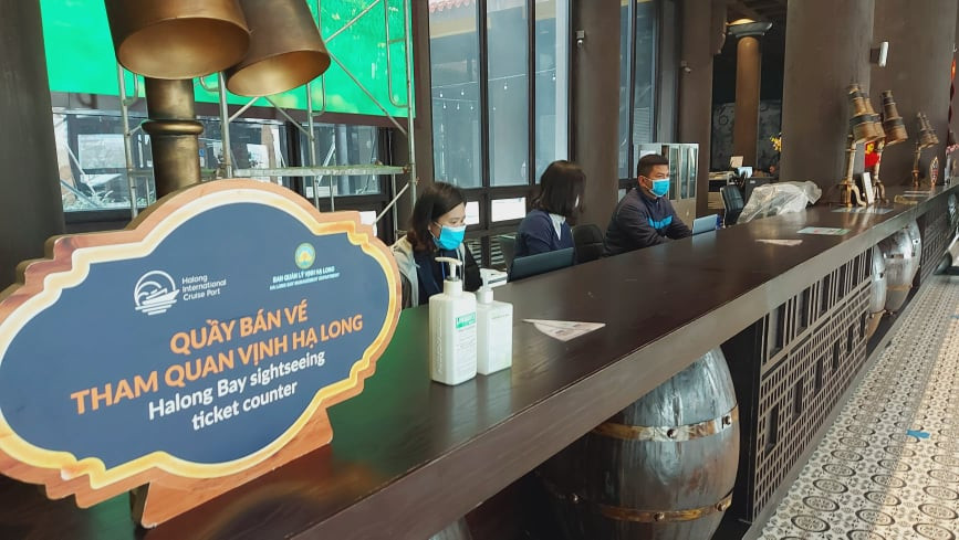 Hoạt động du lịch lại tạm đóng cửa. Đây là lần thứ 3 du lịch Quảng Ninh rơi vào trạng thái im lìm, nhiều doanh nghiệp đứng trước lo ngại về những khó khăn sẽ phải đối mặt.