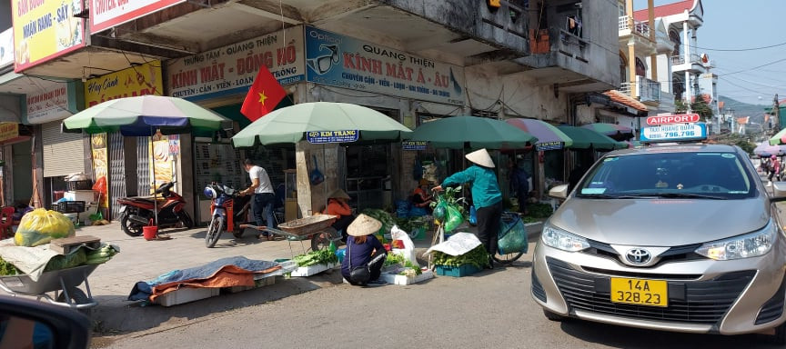 Hoạt động mua bán tại các chợ và siêu thị vẫn diễn ra bình thường nhưng thực hiện nghiêm các biện pháp phòng chống dịch.