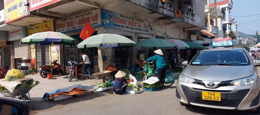 Hoạt động mua bán tại các chợ và siêu thị vẫn diễn ra bình thường nhưng thực hiện nghiêm các biện pháp phòng chống dịch.