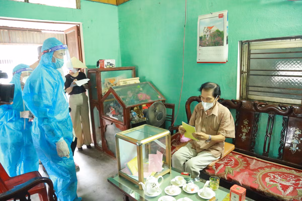 Đối với cử tri già yếu, thành viên tổ bầu cử và lực lượng công an, y tế đến tận nhà để giúp cử tri thực hiện quyền bầu cử.