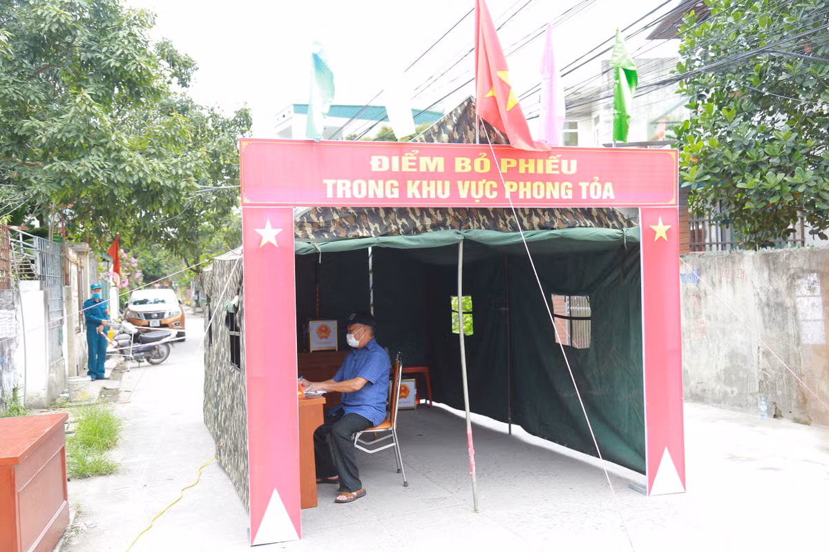 Thực hiện công tác bầu cử tại điểm bỏ phiếu trong khu vực phong tỏa.