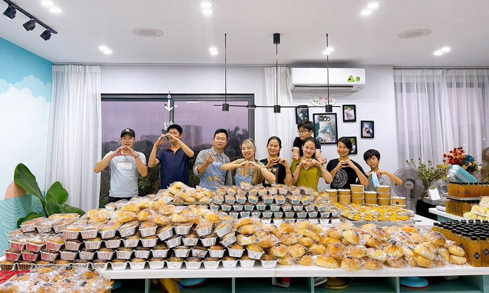  Làm 1.200 chiếc bánh từ Hà Nội gửi người dân Bắc Giang: Theo dõi tình hình tại Bắc Giang những ngày qua, chị Đặng Thúy Hằng (36 tuổi, Hà Nội) đã đứng ra kêu gọi mọi người ủng hộ tiền, nhu yếu phẩm cho vùng dịch. Ngoài ra, chị còn lên kế hoạch tự tay làm 1.200 chiếc bánh các loại để gửi tặng người dân và y bác sỹ trong vùng dịch tỉnh Bắc Giang. (Ảnh: Zing.vn)