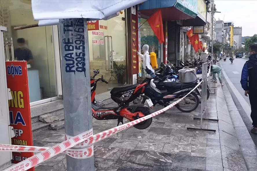 TP.Hạ Long đã triển khai các lực lượng truy vết và lấy mẫu xét nghiệm đối với các F1, F2, F3, F4; phong tỏa nơi ở của các F1, F2. (Ảnh: NH) 