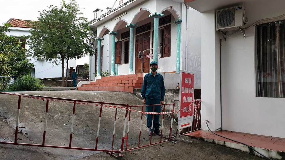 Cụ thể, theo báo cáo của Bệnh viện Nhiệt đới Trung ương (Hà Nội) trong số những bệnh nhân đang nằm điều trị nội trú tại bệnh viện có bệnh nhân V.H.L (sinh năm 2003, tạm trú tại tổ 4, khu 9, phường Hồng Hải) đã có kết quả xét nghiệm dương tính với COVID-19. 