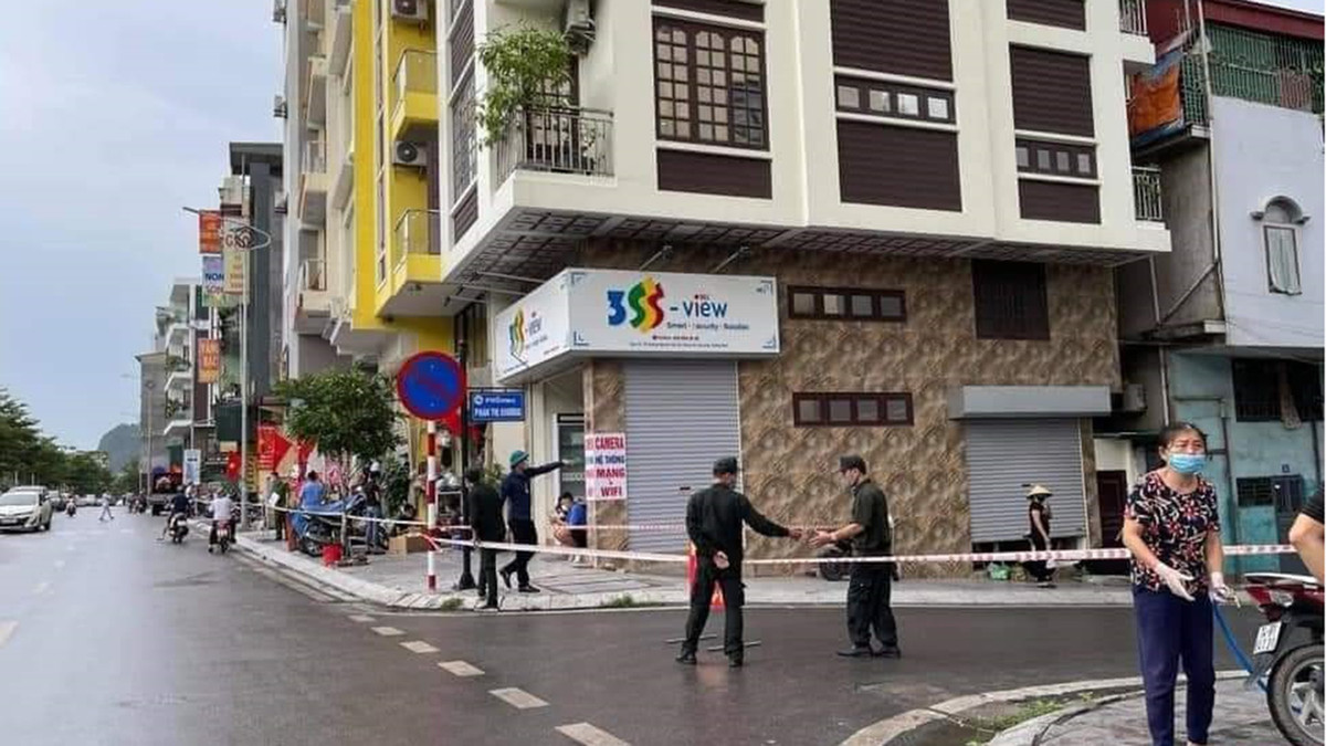 Các thành viên gia đình của bệnh nhân bao gồm: Bố mẹ bệnh nhân là anh V.V.N, chị Đ.T.M (địa chỉ tạm trú tại tổ 4, khu 9 phường Hồng Hải), hiện anh N đang kinh doanh cửa hàng mua bán điện thoại (tổ 6, khu 2, phường Hồng Hà); bà ngoại bệnh nhân là N.T.D (sinh năm 1960, thường trú tại số nhà 611, tổ 5, khu 7, phường Hồng Hà) là người trực tiếp lên thăm cháu tại Bệnh viện Nhiệt đới Trung ương. (Ảnh: NH) 