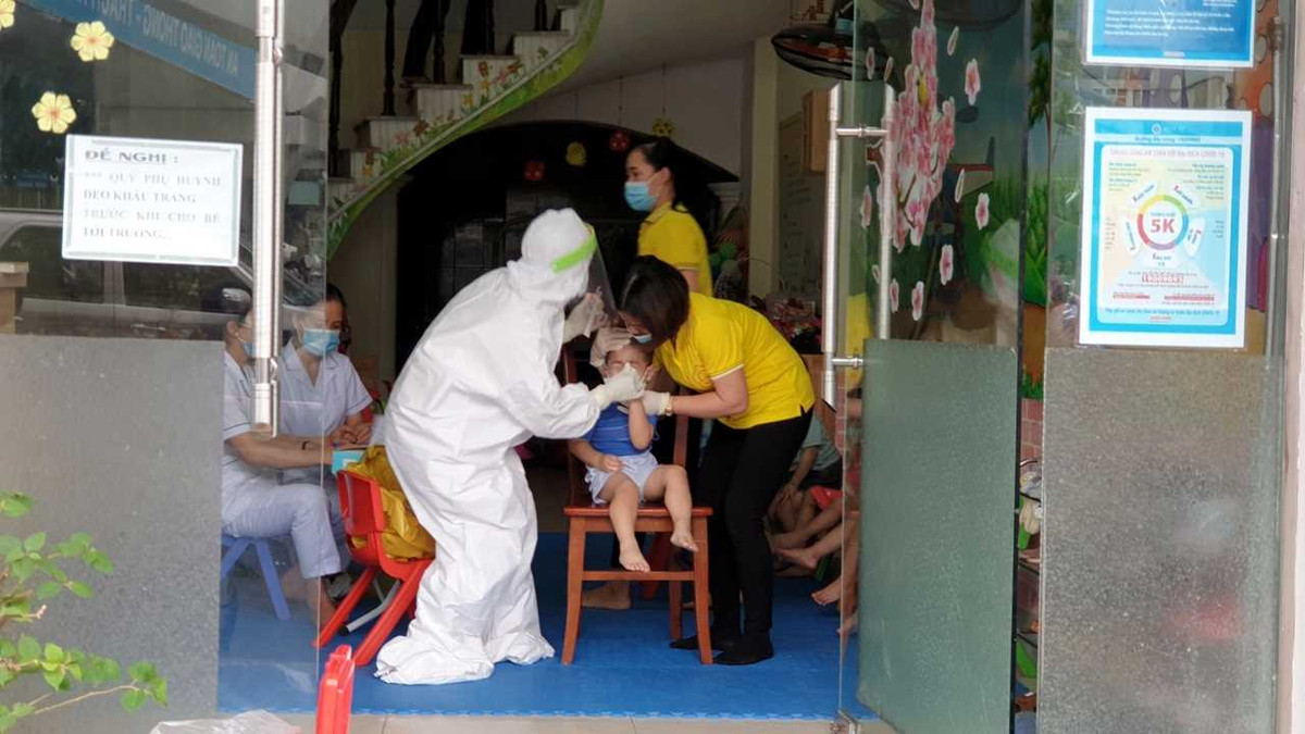 Lực lượng y tế tiến hành lấy mẫu sàng lọc những người có tiếp xúc trực tiếp với gia đình bệnh nhân. Nhà ở của gia đình bệnh nhân tại tổ 4, khu 9, phường Hồng Hải cũng bị phong tỏa. 