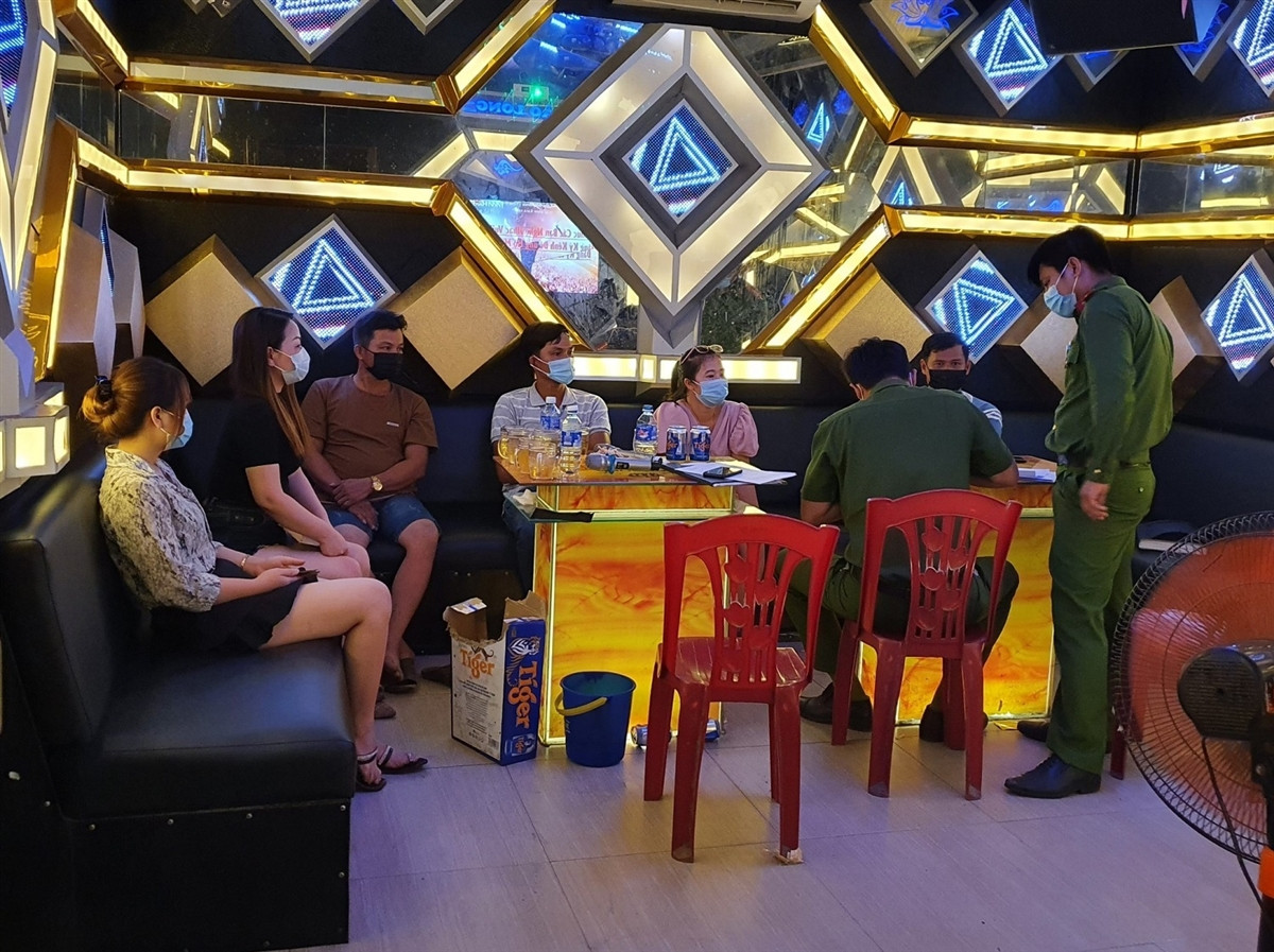 Mo cua don khach bat chap lenh cam, quan karaoke bi phat 15 trieu dong