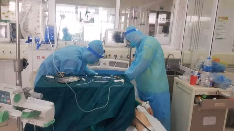 5 benh nhan COVID-19 tho may nguy kich da “tu coi chet tro ve“-Hinh-4