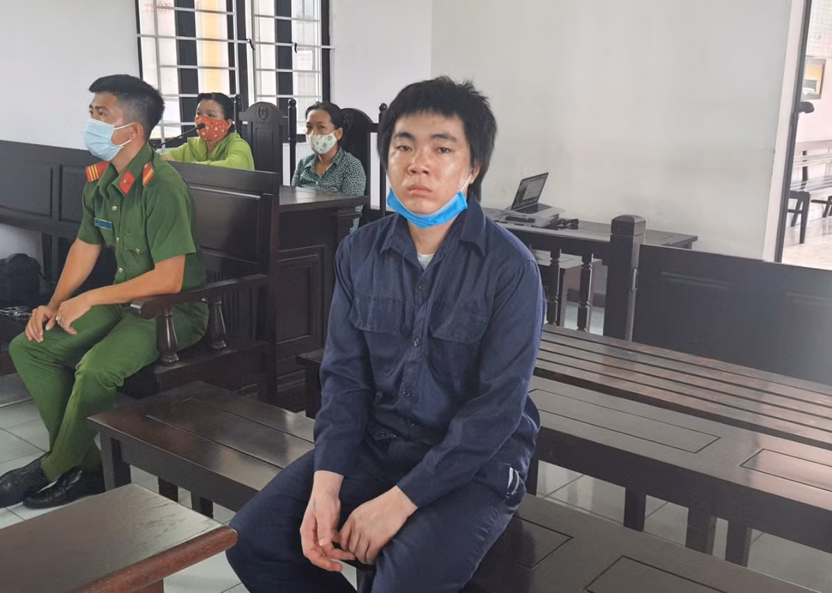  Cha đánh con trai hơn 4 tháng tuổi gãy hai chân: Ngày 28/8/2020, TAND Q.9, TP.HCM tuyên phạt Châu Minh Tiến (24 tuổi, ngụ Q.9) 6 năm 6 tháng tù. Bị cáo Tiến đã có hành vi bạo hành con ruột là bé C.M.K (SN 2019, lúc xảy ra vụ án, bé mới 4 tháng 11 ngày tuổi) gãy chân, gây thương thích 37%. Tại tòa, Tiến khai do đi làm về mệt, có uống rượu, trong lúc say xỉn bực tức chuyện vợ bỏ đi và bé K. quấy khóc, nên bị cáo đã đánh bé K.