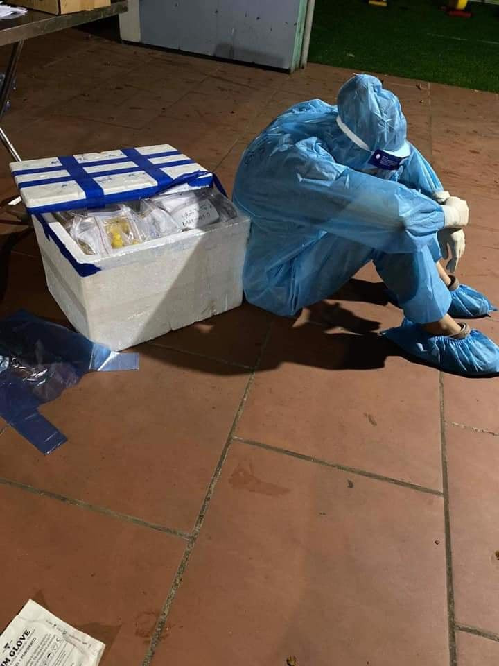 Một hình ảnh khiến người nhìn cảm động. Một bác sỹ ngủ gục vì mệt mỏi.