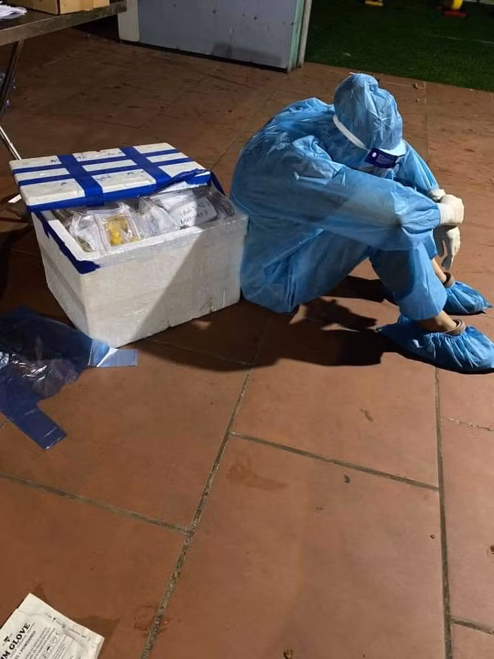 Một hình ảnh khiến người nhìn cảm động. Một bác sỹ ngủ gục vì mệt mỏi.