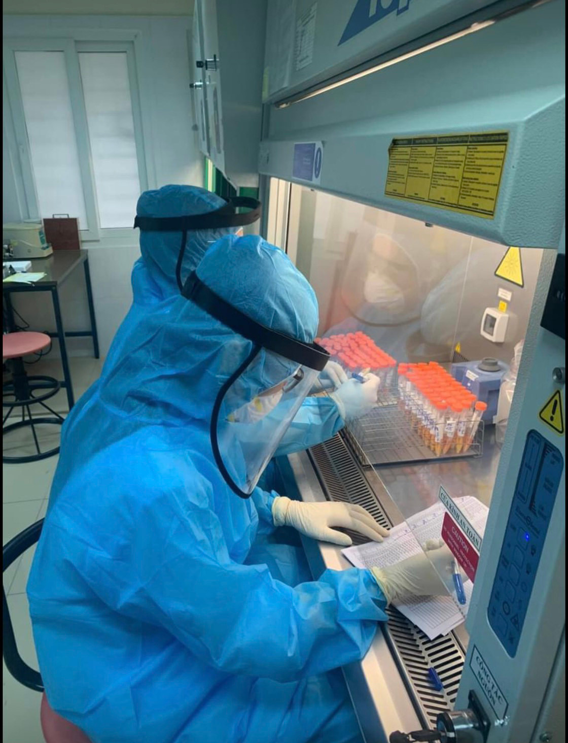 Nhung chien binh blouse trang trong “chien truong COVID-19” tai Bac Giang-Hinh-5