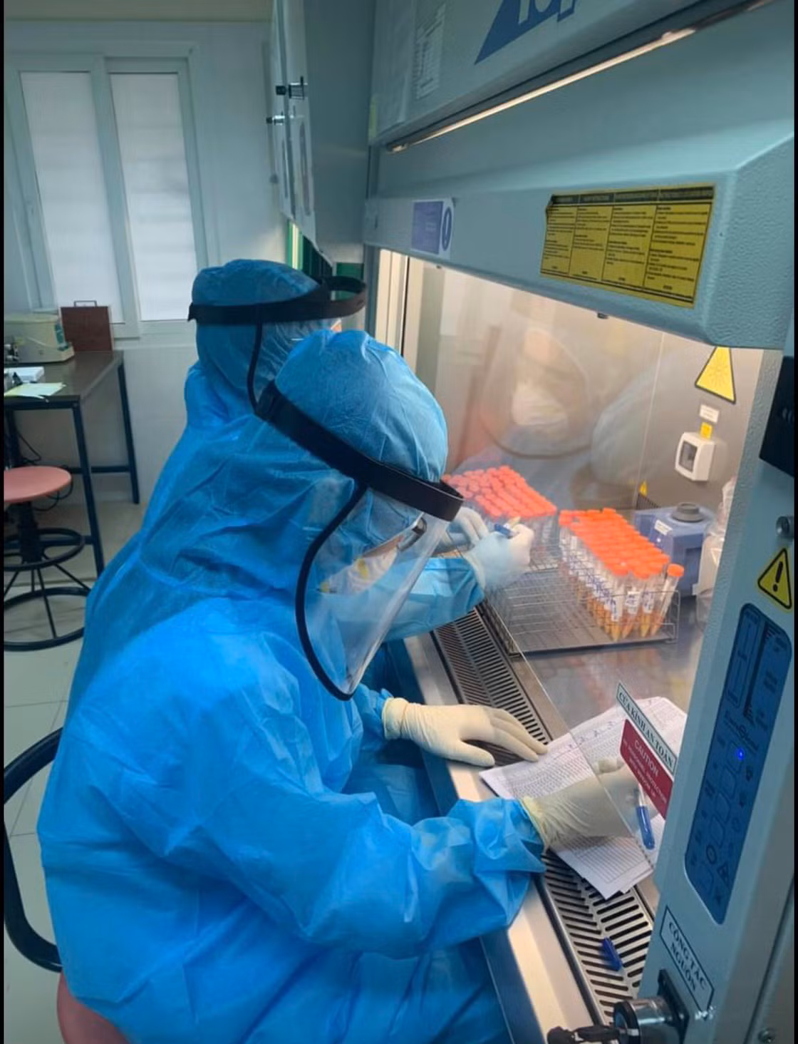 Nhung chien binh blouse trang trong “chien truong COVID-19” tai Bac Giang-Hinh-5