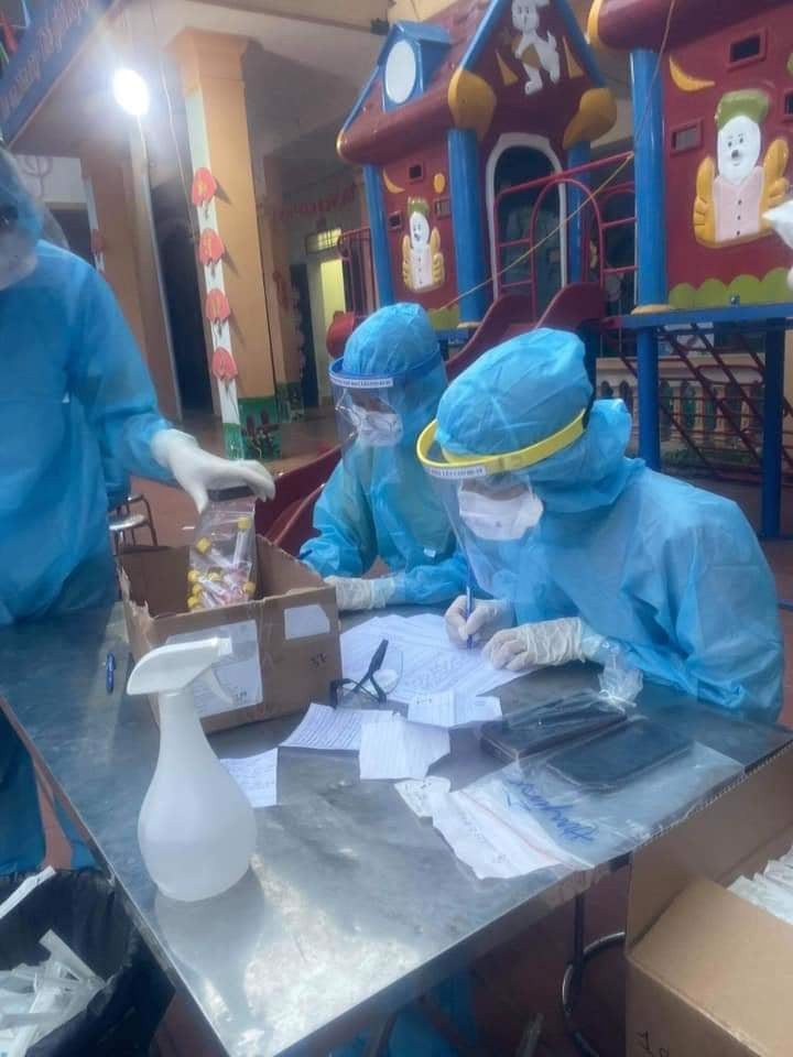 Toàn tỉnh hiện đang bố trí 5 khu cách ly của tỉnh với công suất trên 5.000 người, các huyện, thành phố bố trí các khu cách ly công suất khoảng gần 25.000 người. Chỉ đạo các địa phương tiếp tục rà soát lại tất cả các khu cách ly, xác định rõ lượng người cần đưa đi cách ly tập trung để xây dựng kế hoạch cụ thể, ưu tiên tập trung cho 02 huyện Việt Yên và huyện Lạng Giang. 