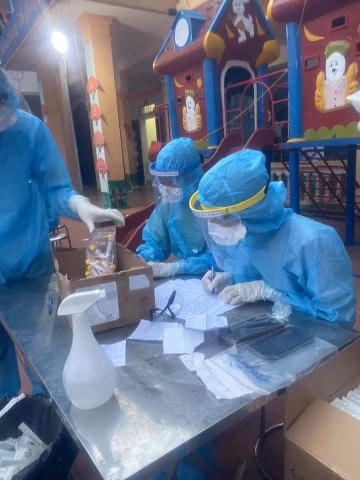 Toàn tỉnh hiện đang bố trí 5 khu cách ly của tỉnh với công suất trên 5.000 người, các huyện, thành phố bố trí các khu cách ly công suất khoảng gần 25.000 người. Chỉ đạo các địa phương tiếp tục rà soát lại tất cả các khu cách ly, xác định rõ lượng người cần đưa đi cách ly tập trung để xây dựng kế hoạch cụ thể, ưu tiên tập trung cho 02 huyện Việt Yên và huyện Lạng Giang. 