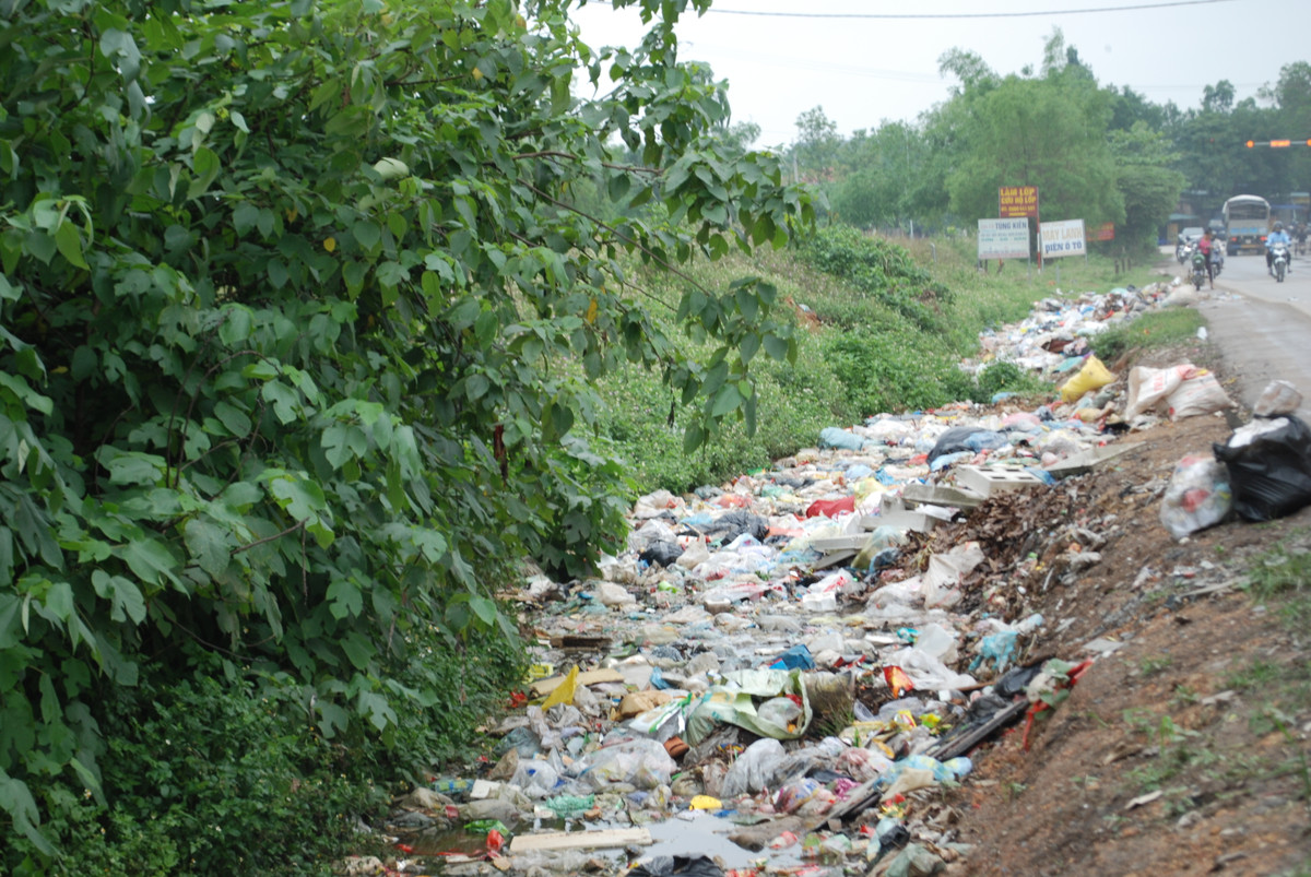 Dọc kênh TH3 có đủ các loại rác từ rác thải sinh hoạt, rác thải công nghiệp đến rác thải xây dựng gây ách tắc dòng chảy.